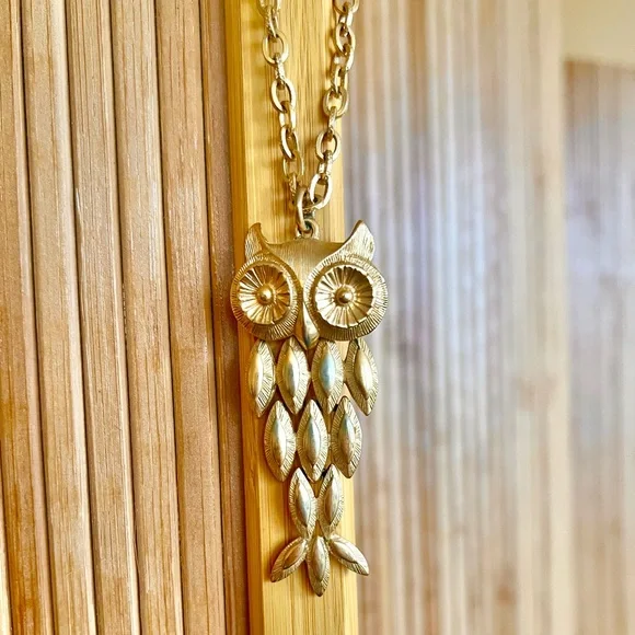 60s-70s Vintage 🦉✨ Avon Gold-Tone Articulated Owl Pendant Statement Necklace - Picture 3 of 4